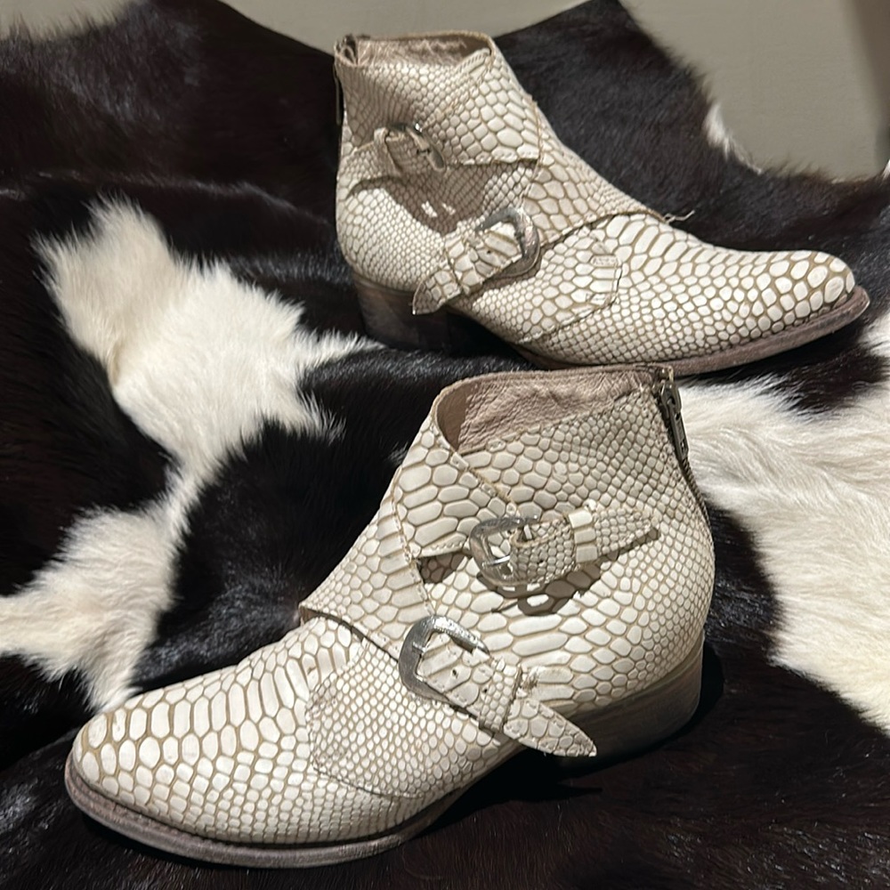 Freebird Saga White Snake 🐍 size 9